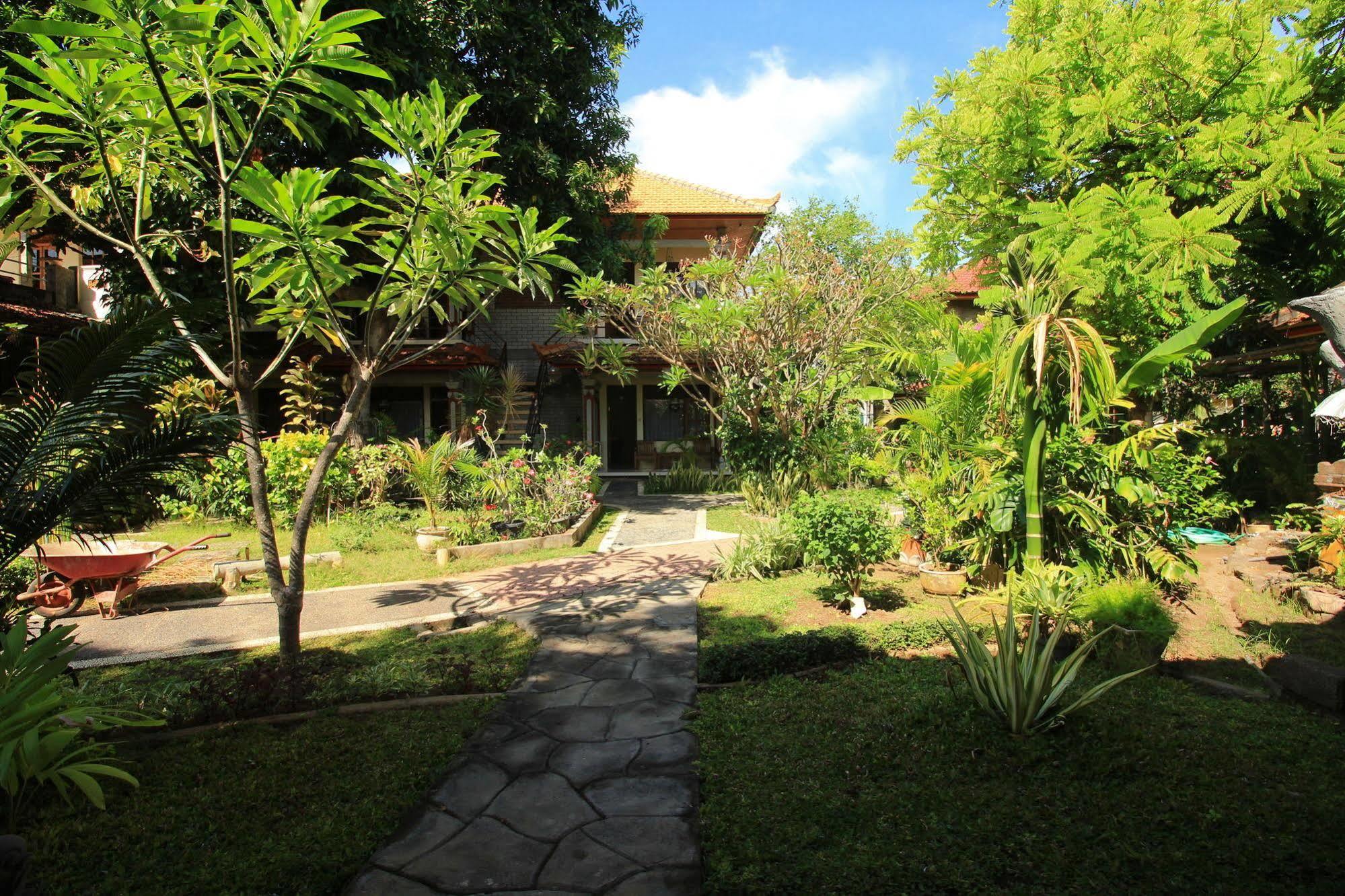 Lovina Beach Hotel Exterior photo